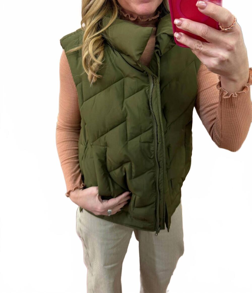 NEW VERY J mock neck casual zigzag quilted puffer vest in olive